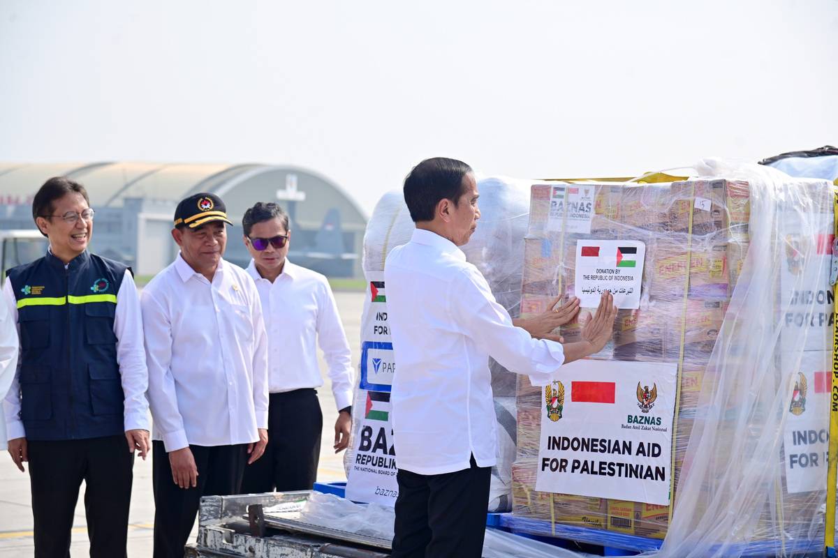 Indonesian President Joko Widodo (R) inspects humanitarian aid provided by the Indonesian government to the Palestinian people before departing from Halim Perdanakusuma Air Base in Jakarta, Indonesia on November 20, 2023 [Secretary President of Indonesia/Anadolu Agency]