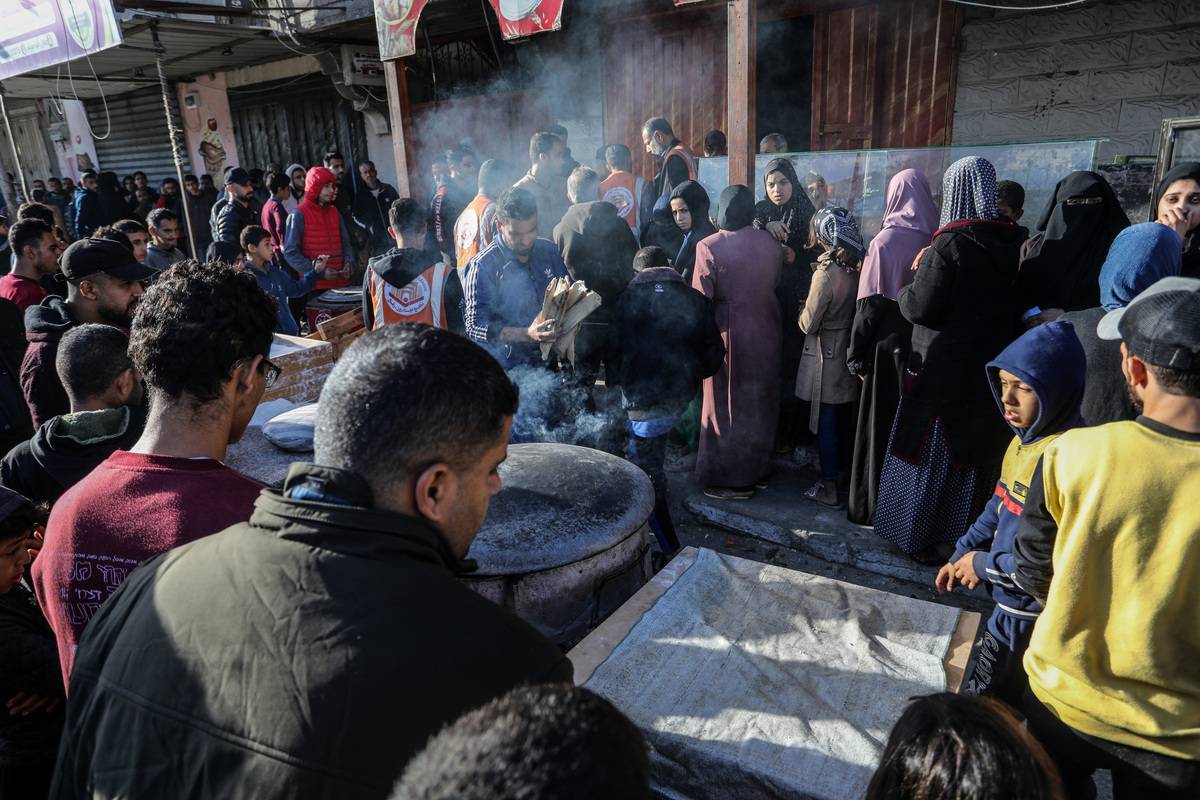 Palestinian volunteers bake and distribute bread to displaced families as Israeli attacks continue in Rafah, Gaza on November 21, 2023. [Abed Rahim Khatib - Anadolu Agency]