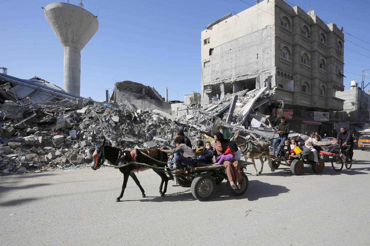 Donkeys carry families to their homes as thousands of displaced Palestinians go to check on their homes as the 4-day humanitarian pause begins for prisoner exchange and aid in Huzaa district of Khan Yunis, Gaza on November 24, 2023. [Ashraf Amra - Anadolu Agency]