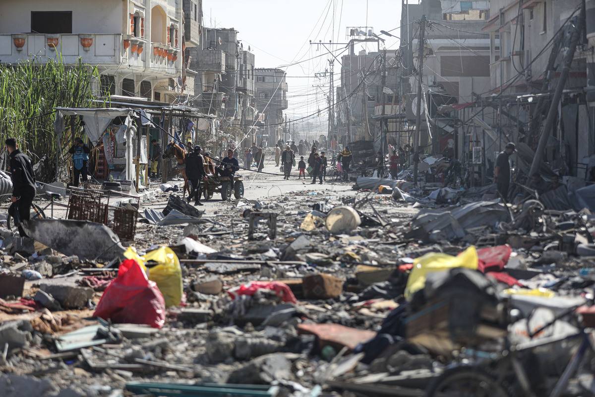 Displaced Palestinians, taking shelter in hospitals and schools, walk amid destruction as a result of Israeli attacks to check on their homes as the 4-day humanitarian pause begins for prisoner exchange and aid in Khan Yunis, Gaza on November 24, 2023 [Mustafa Hassona - Anadolu Agency]