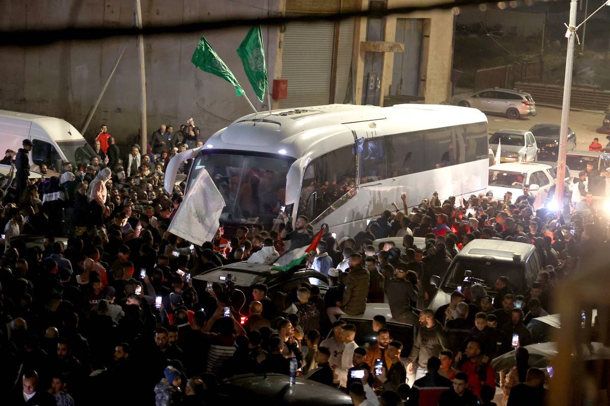 Released Palestinian prisoners, arrive to Beitunia, west of Ramallah, with International Red Cross vehicles under the agreement on the four-day humanitarian pause in Ramallah, West Bank on November 24, 2023. [Issam Rimawi - Anadolu Agency]