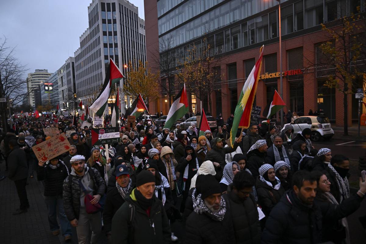 People participate in the "solidarity with Palestinians" march organized by the United Palestinian National Committee, which started at Anhalter Bahnhof Square and continued to the Berlin Cathedral, in Berlin, Germany on November 25, 2023 [Halil Sağırkaya - Anadolu Agency]