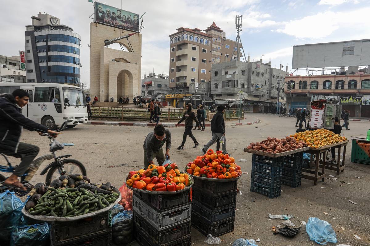 Street vendors prepare the meals outside with limited resources due to water, electricity, food and other basic services in Rafah, Gaza on November 27, 2023 [Abed Rahim Khatib/Anadolu Agency]