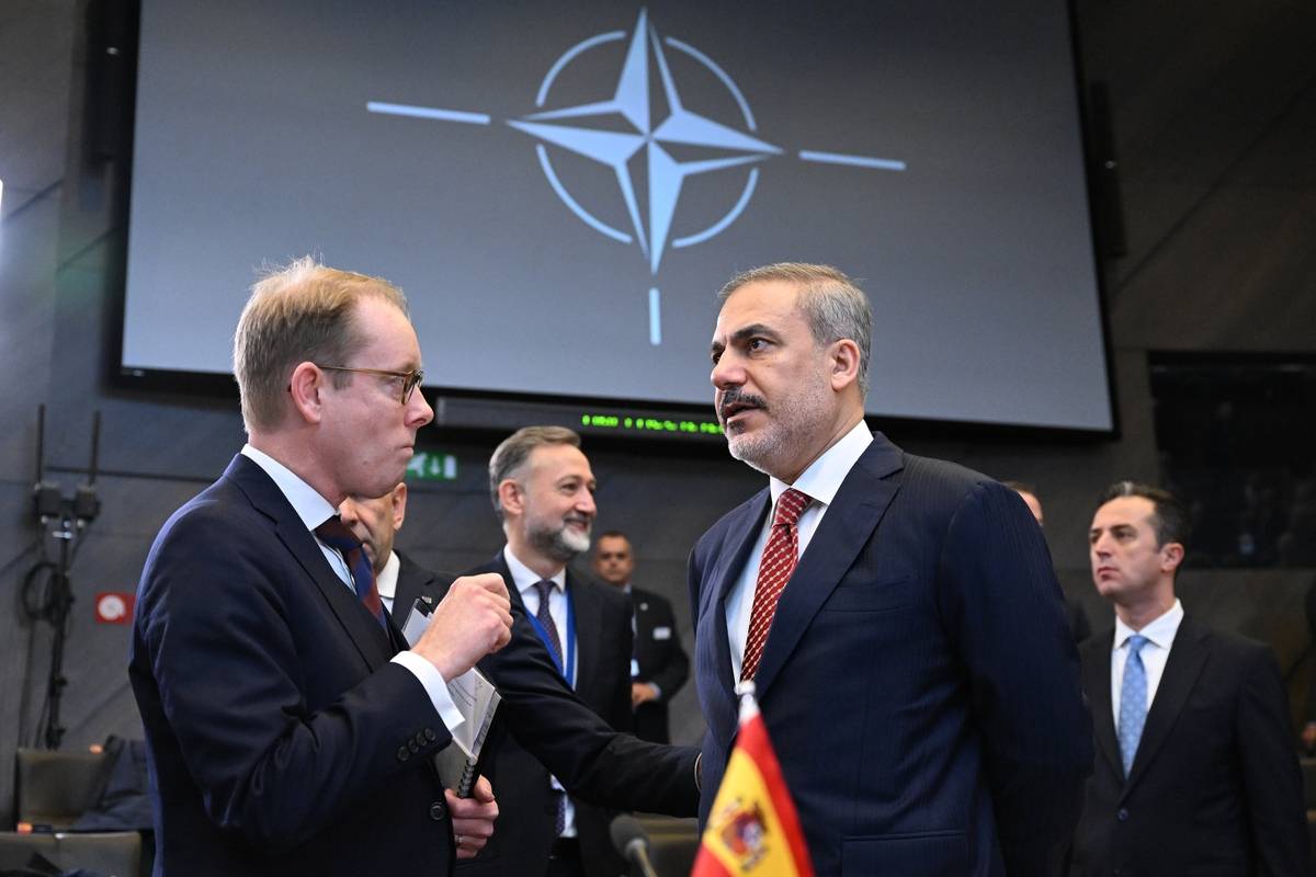 Swedish Foreign Minister Tobias Billstrom (L) and Turkish Foreign Minister Hakan Fidan (R) attend the meeting of NATO Ministers of Foreign Affairs at the NATO Headquarters in Brussels, Belgium on November 28, 2023. [Dursun Aydemir - Anadolu Agency]
