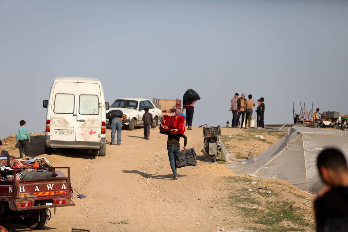 Palestinians begin to migrate to areas in the southern part of the city due to Israeli attacks in Khan Yunis, Gaza on December 04, 2023 [Mustafa Hassona - Anadolu Agency]