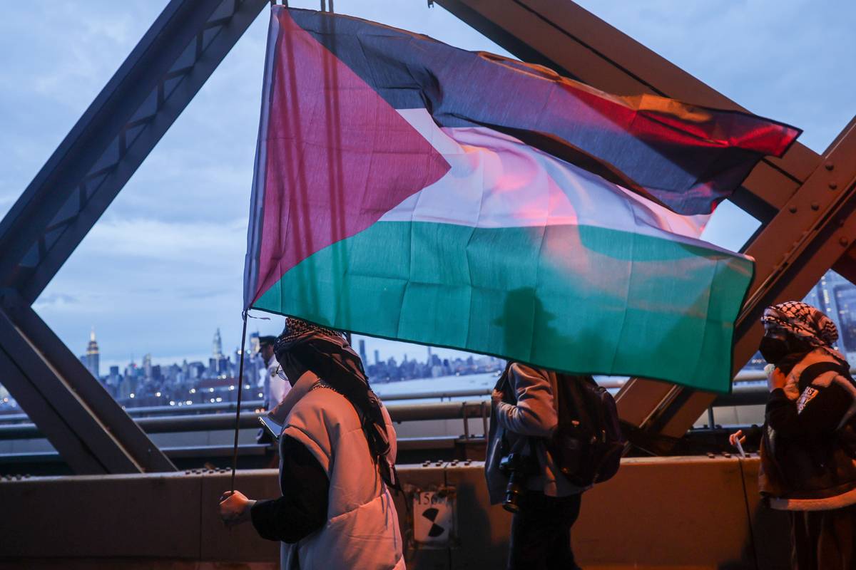 Pro-Palestinian protesters fill the streets of Brooklyn and Manhattan as they march onto Williamsburg Bridge to demand justice for the people in Gaza and call on the U.S. government to stop sending aid to Israel in New York, United States on December 04, 2023. [Selçuk Acar - Anadolu Agency]