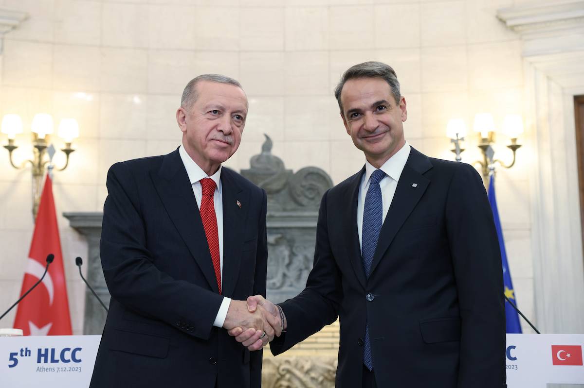 Turkish President Recep Tayyip Erdogan (L), and Greek Prime Minister Kyriakos Mitsotakis (R) shake hands as they hold a joint press conference after their meeting as part of the 5th meeting of Turkiye-Greece High Level Cooperation Council in Athens, Greece on December 07, 2023. [Mustafa Kamacı - Anadolu Agency]