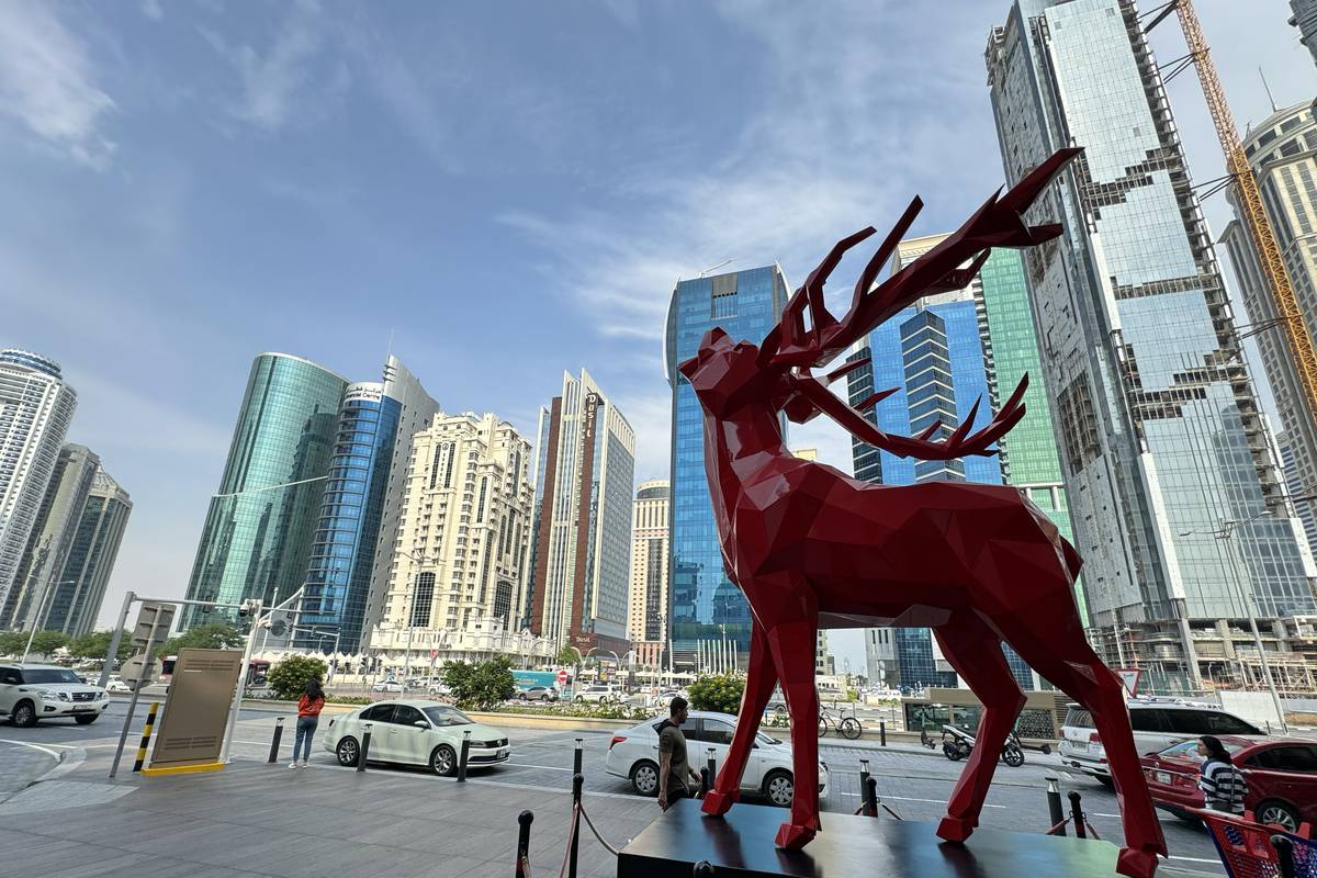 A view of the Persian Gulf which is among the cities where large plazas are located and preferred by tourists in Doha, Qatar on December 3, 2023. [Mehmet Ali Özcan - Anadolu Agency]