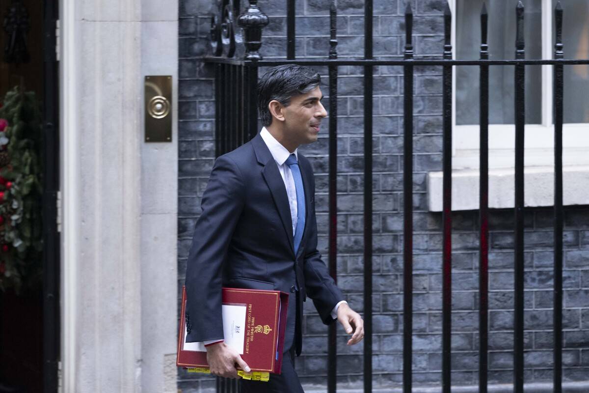 British Prime Minister Rishi Sunak leaves the Prime Minister's Office to attend the weekly Prime Minister's Questions (PMQs) in London, United Kingdom on December 13, 2023 [Raşid Necati Aslım - Anadolu Agency]
