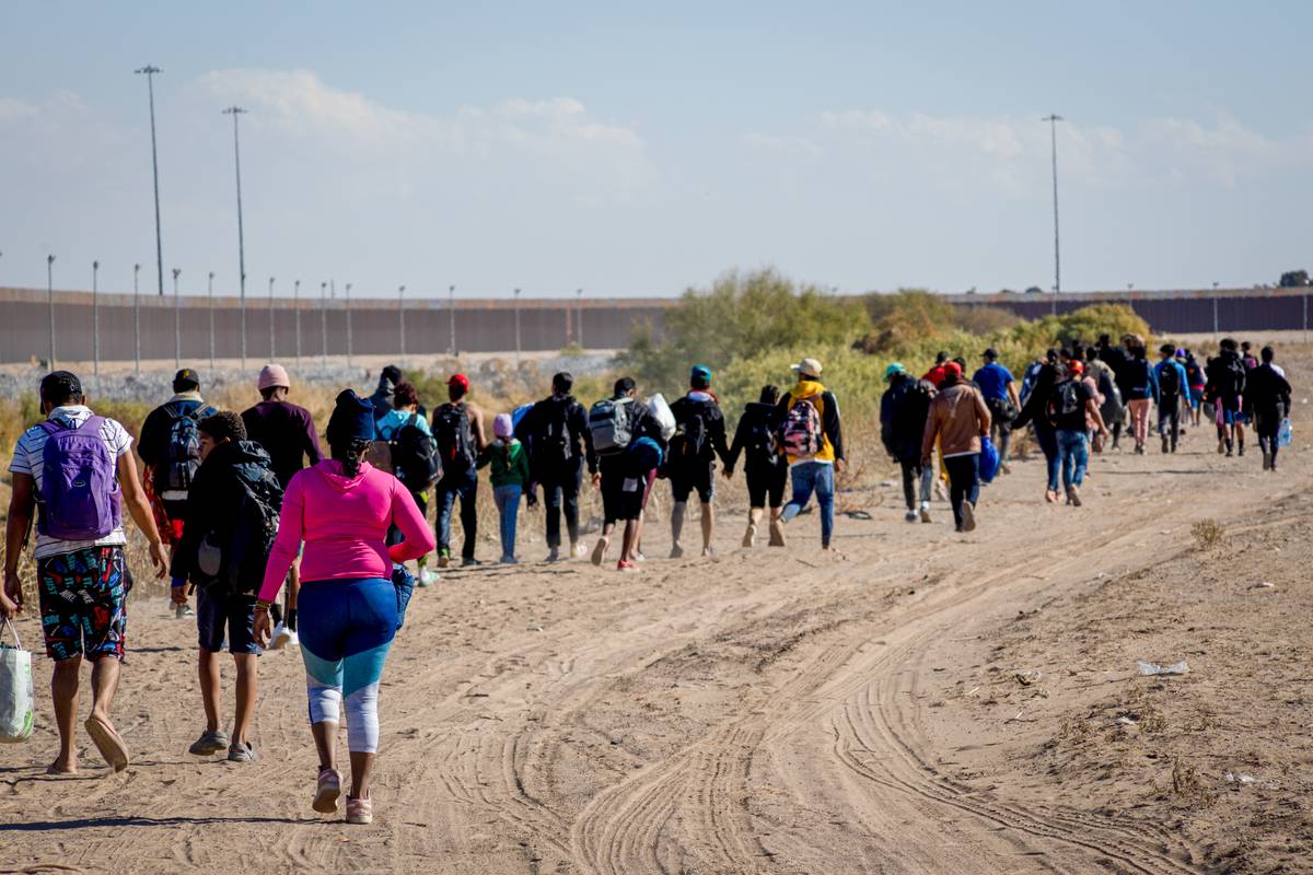 Hundreds of migrants arrive at the border between Mexico and the United States seeking humanitarian asylum, while the Texas National Guard strives to prevent irregular crossings in Ciudad Juarez, Mexico on December 13, 2023. [David Peinado - Anadolu Agency]
