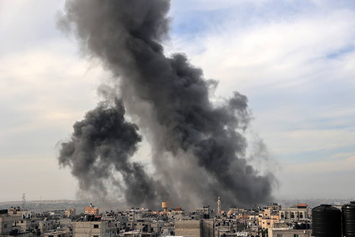 Smoke rises from a point hit during Israeli attacks in Rafah, Gaza on December 20, 2023. [Abed Rahim Khatib - Anadolu Agency]