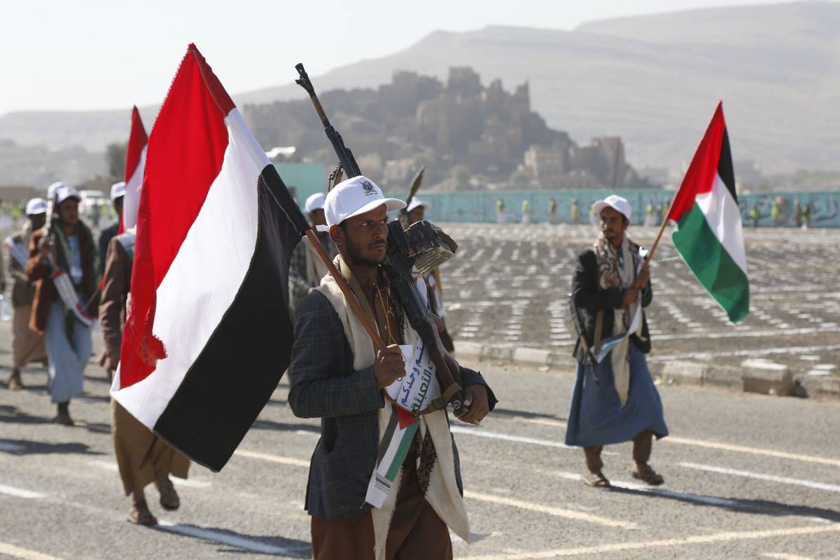 Thousands of Houthi graduates who completed their military training, attend a military parade with their light and heavy weapons in Amran, Yemen [Mohammed Hamoud - Anadolu Agency]