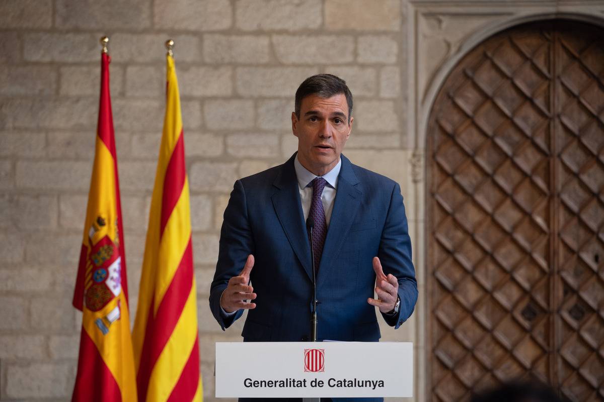 Spanish Prime minister Pedro Sanchez speaks during the press conference at the Generalitat Palace in Barcelona, Spain on December 21, 2023 [Adria Puig/Anadolu Agency]