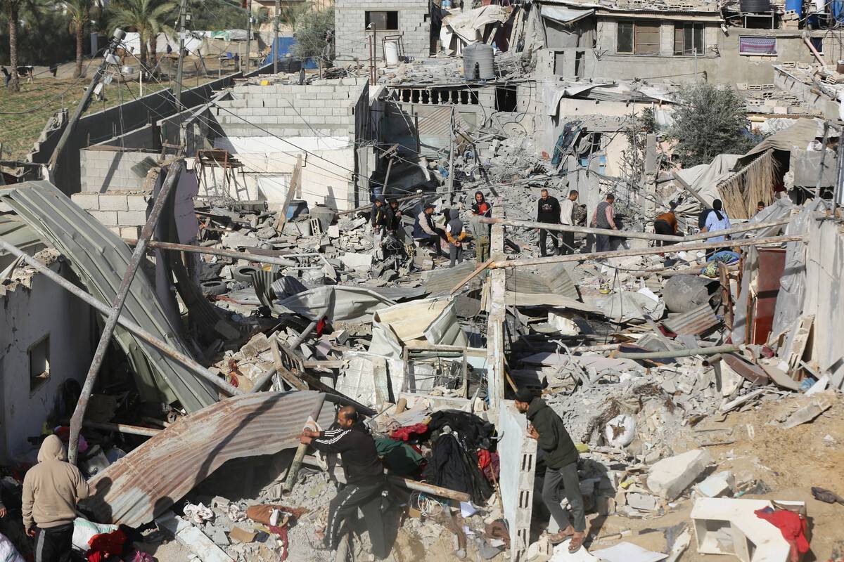 Residents and civil defense teams conduct search and rescue operation around the rubble of the building following an Israeli attack on house belonging to Khattab family in Deir al-Balah, Gaza on December 22, 2023. [Ashraf Amra - Anadolu Agency]