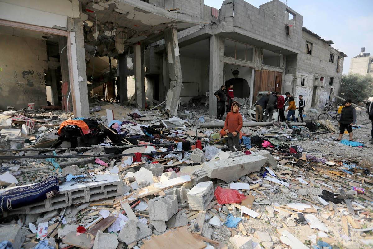 Residents carry out a search and rescue operation in the rubble of damage settlements following the attack hit the house belonging to the Eid's family at Al-Maghazi refugee camp, in Gaza on December 28, 2023. [Ashraf Amra - Anadolu Agency]