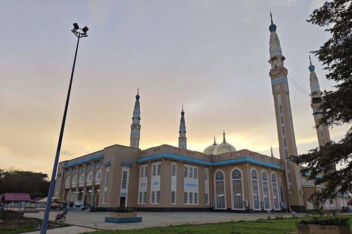 King Faisal Mosque in Guinea Conakry. It is the fourth largest mosque in Africa and the largest mosque in sub-Saharan Africa [@9201D/X]