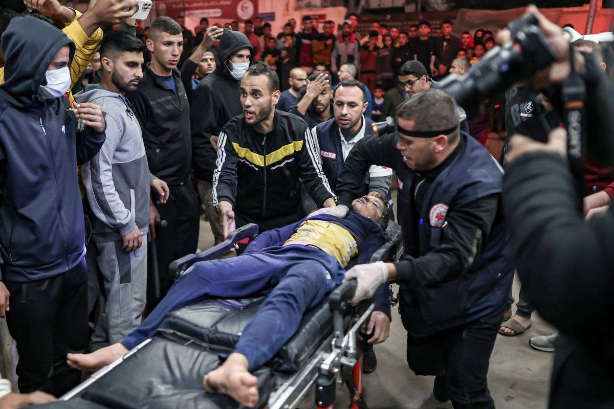 Palestinians carry an injured child to al-Nasr Hospital after Israeli attack in Khan Yunis, Gaza on January 06, 2024. [Jehad Alshrafi - Anadolu Agency]