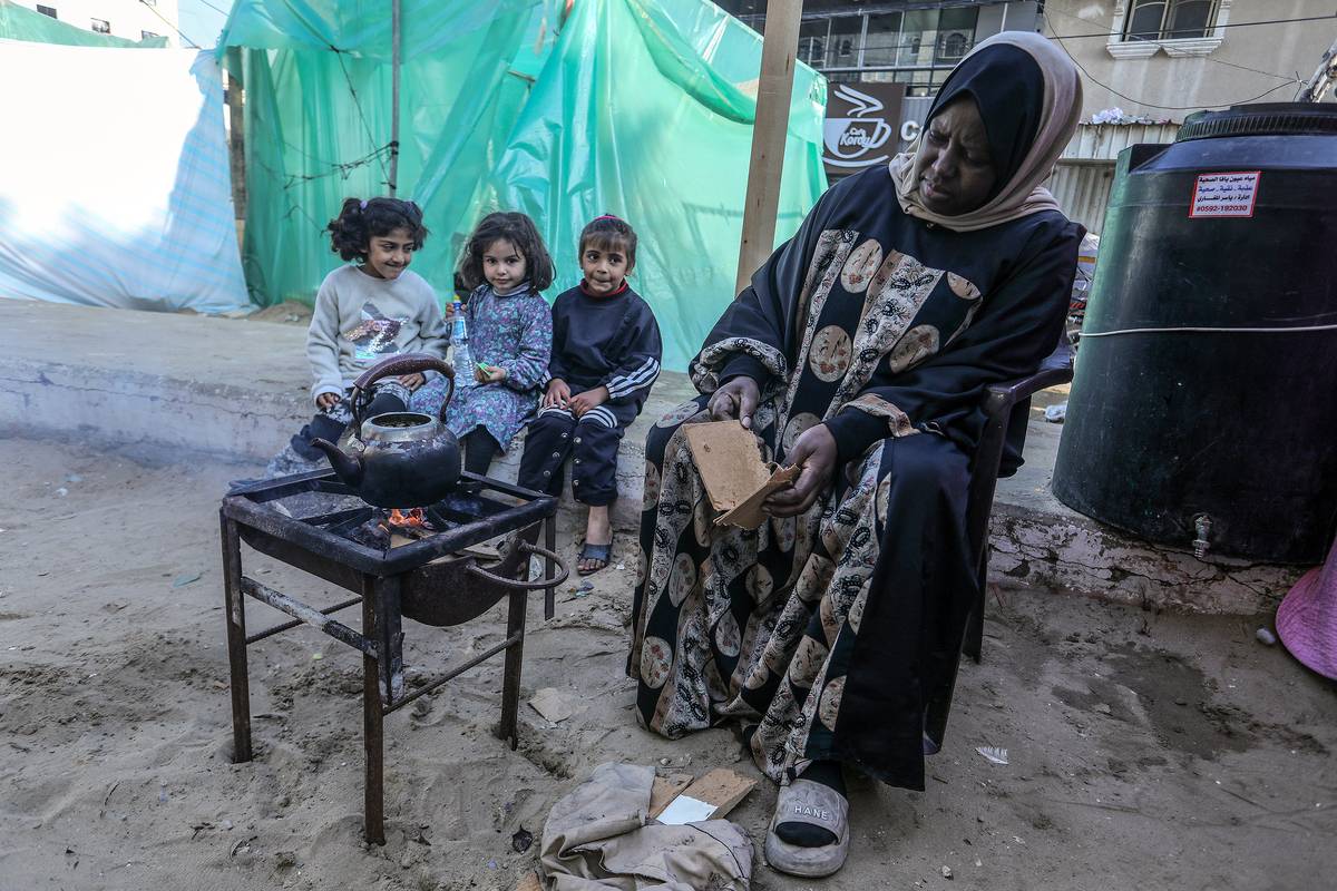 Palestinian families seek shelter in makeshift living spaces on the streets after leaving their houses for safety as the Israeli attacks continue in Rafah, Gaza on January 09, 2023. [Abed Rahim Khatib - Anadolu Agency]