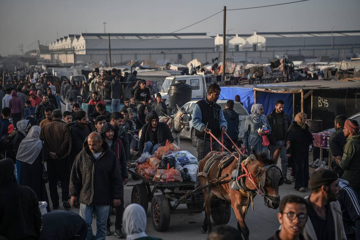 Palestinians trying to carry on with their daily work even as the Israeli attacks continue, in Rafah, Gaza on January 09, 2024. [Abed Zagout - Anadolu Agency]