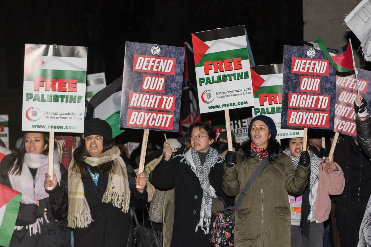 Pro-Palestinian protesters gather outside Houses of Parliament to demonstrate against the anti-boycott bill on its third reading that if passed by MPs would make it unlawful for public bodies to boycott Israeli companies on the grounds of ethical and human rights issues in procurement and investment decisions in London, United Kingdom on January 10, 2024. [Wiktor Szymanowicz - Anadolu Agency]