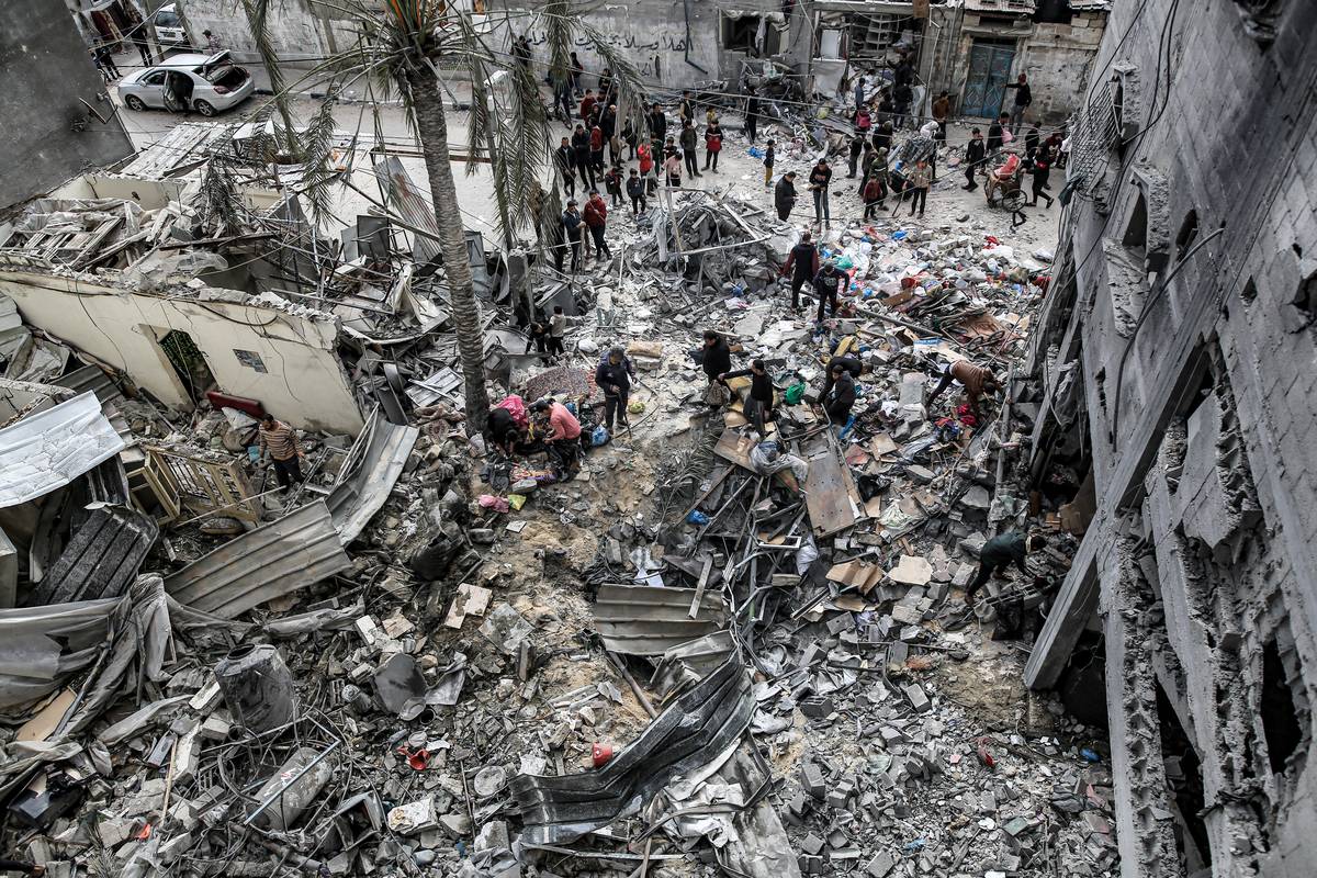 Palestinians search usable items among the debris of damaged building following the Israeli attack on the house of Palestinian Abu Aram family in Khan Yunis, Gaza on January 12, 2024. [Jehad Alshrafi - Anadolu Agency]