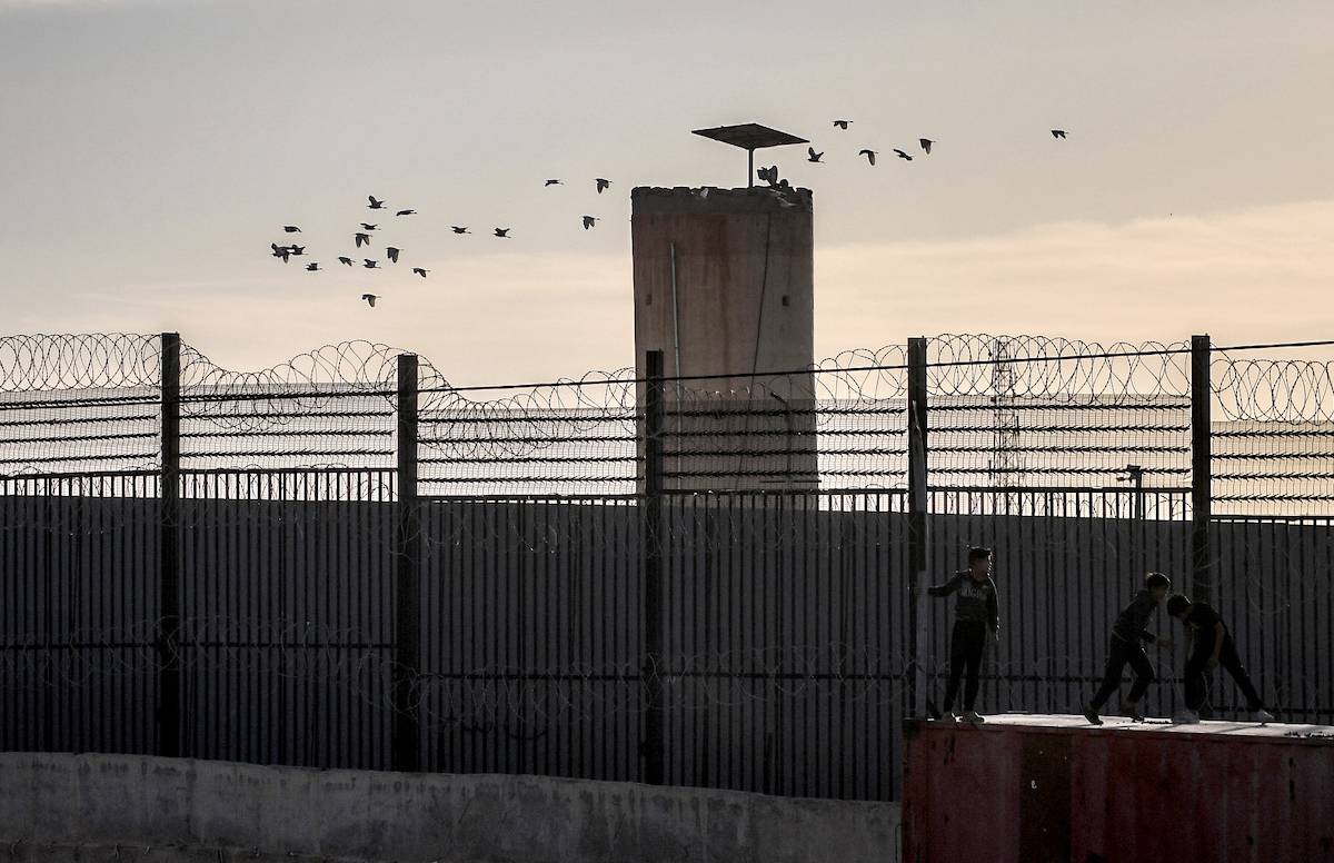 Palestinians are seen at the Egypt-Gaza border as they continue their daily lives under harsh conditions in Rafah, Gaza on January 18, 2024. [Abed Zagout - Anadolu Agency]