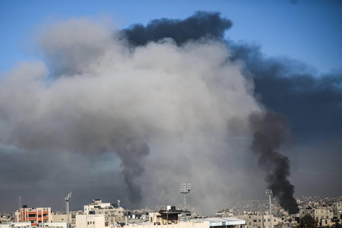 Smoke rises over the residential areas following the Israeli attacks on Khan Yunis, Gaza on January 21, 2024. [Jehad Alshrafi - Anadolu Agency]