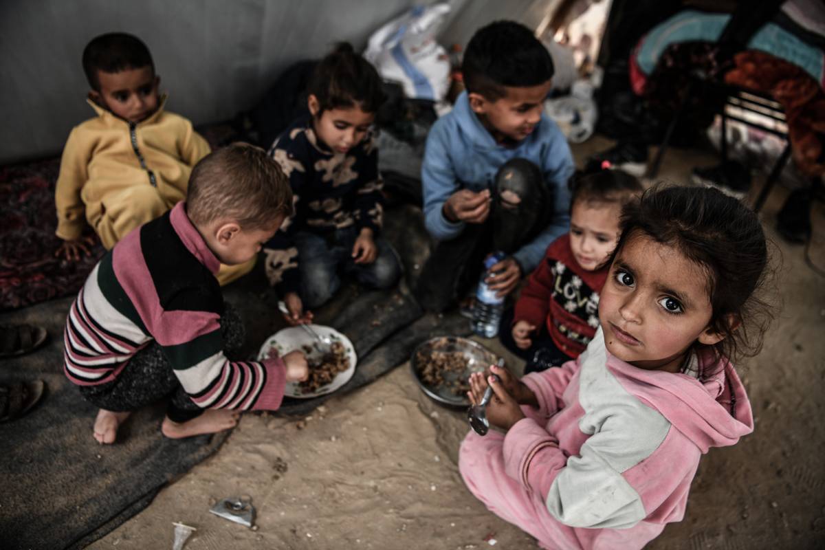 Palestinians taking shelter in Rafah live off of the food distributed by charity organizations as they face extreme hunger due to the ongoing humanitarian aid blockade in Rafah, Gaza on January 31, 2024. [Abed Zagout - Anadolu Agency]