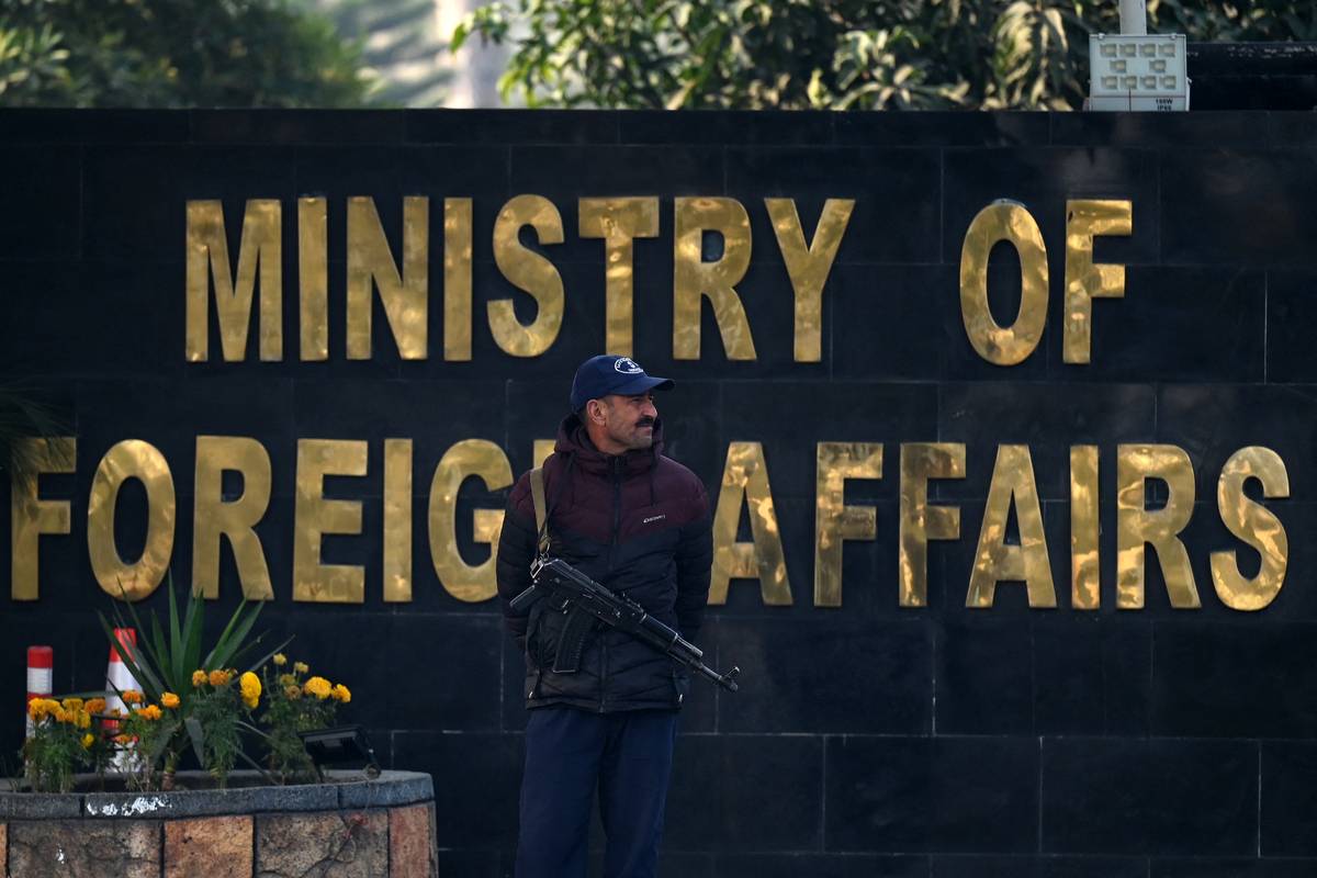 A Pakistani police officer stands guard outside the Ministry of Foreign Affairs in Islamabad on January 18, 2024. [Photo by AAMIR QURESHI/AFP via Getty Images]