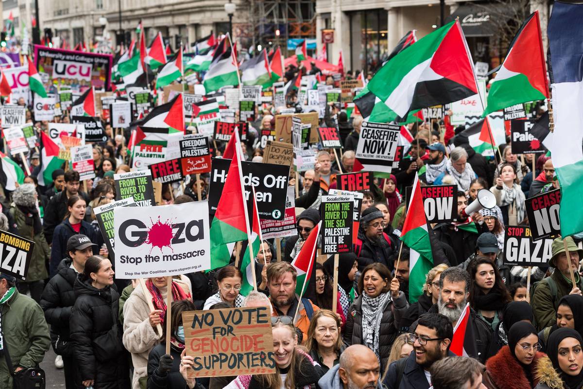 Demonstrators wave Palestinian flags as tens of thousands of protesters march through central London in solidarity with the Palestinian people and to demand an immediate ceasefire to end the war on Gaza in London, United Kingdom on February 03, 2024. [Wiktor Szymanowicz - Anadolu Agency]
