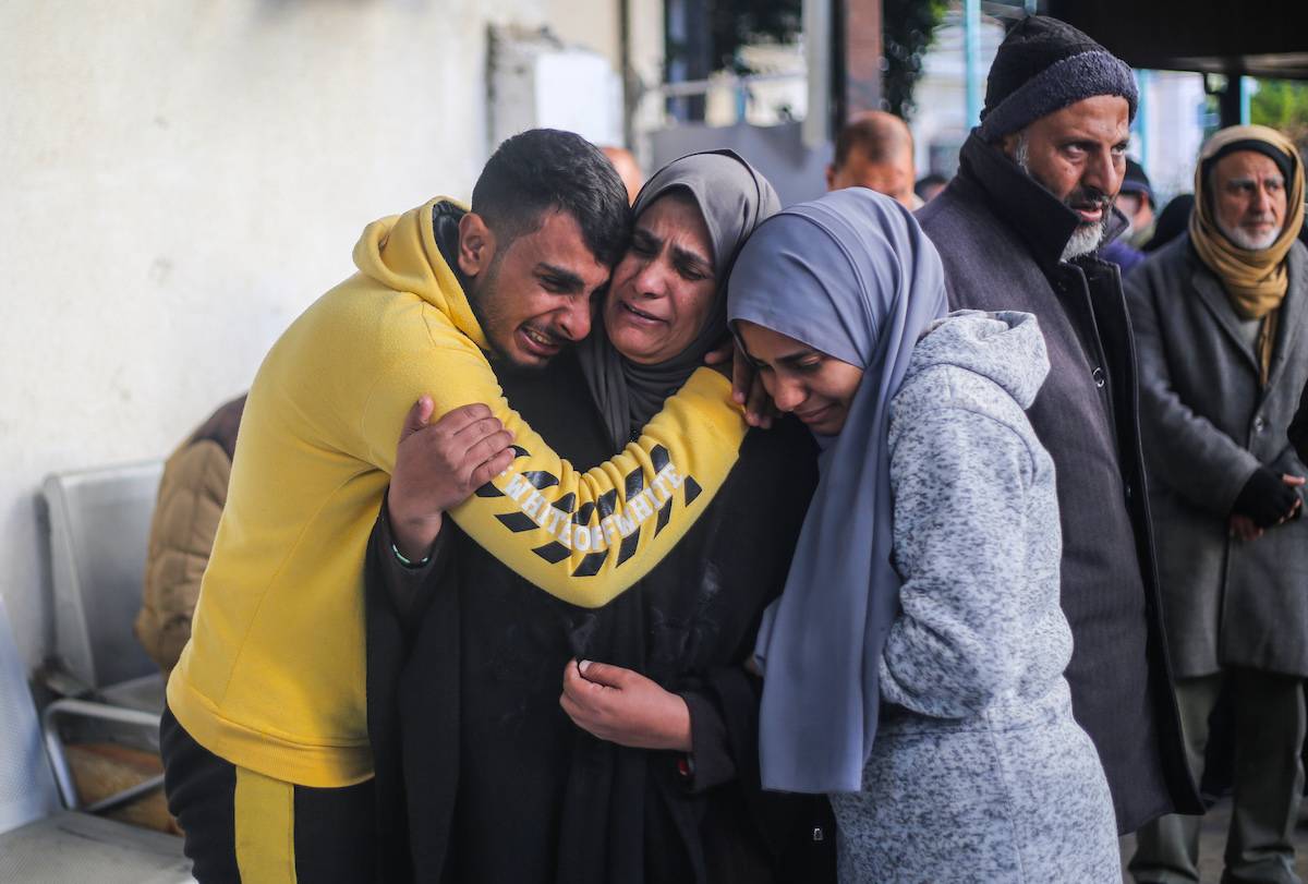 Relatives of the 14 Palestinians who lost their lives due to Israeli attacks, mourn as their bodies are brought to the En-Neccar hospital after the Israeli airstrikes in the city of Rafah, Gaza on February 8, 2024. [Ahmed Zaqout - Anadolu Agency]