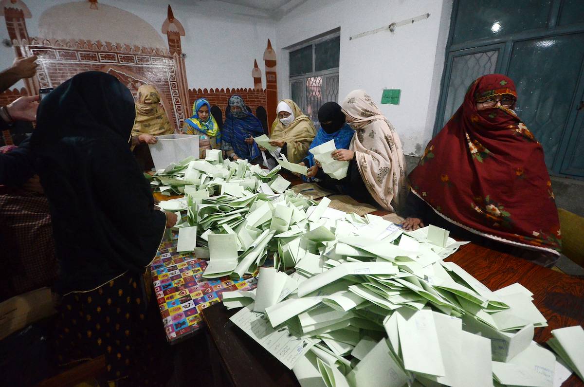 Pakistani election officials begin counting of votes after the closing of voting at a polling station in Peshawar, Pakistan, on February 08, 2024. [Hussain Ali - Anadolu Agency]