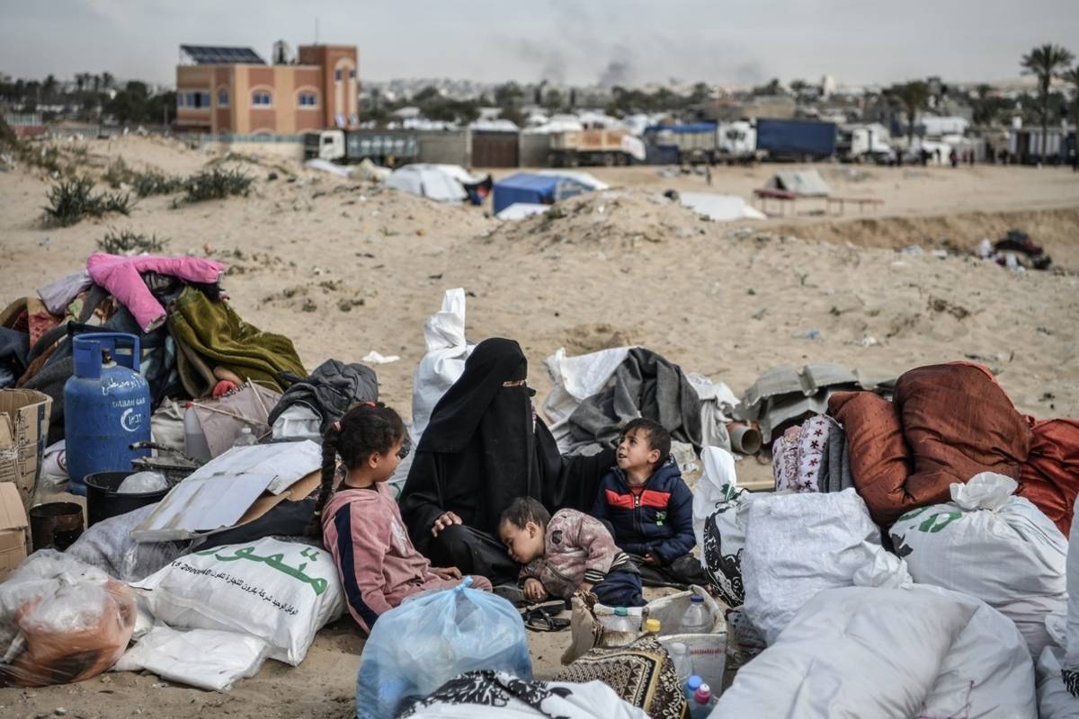 Palestinians migrate to the middle parts of Gaza after attacks on Rafah intensify in Gaza on February 13, 2024. [Abed Zagout - Anadolu Agency]