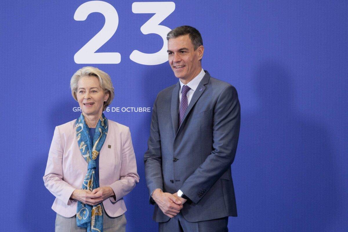 President of the European Commission Ursula von der Leyen (L) is welcome by the Spanish President of the government Pedro Sanchez Perez-Castejon (R) in Granada, Spain on October 6, 2023 [Thierry Monasse/Getty Images]