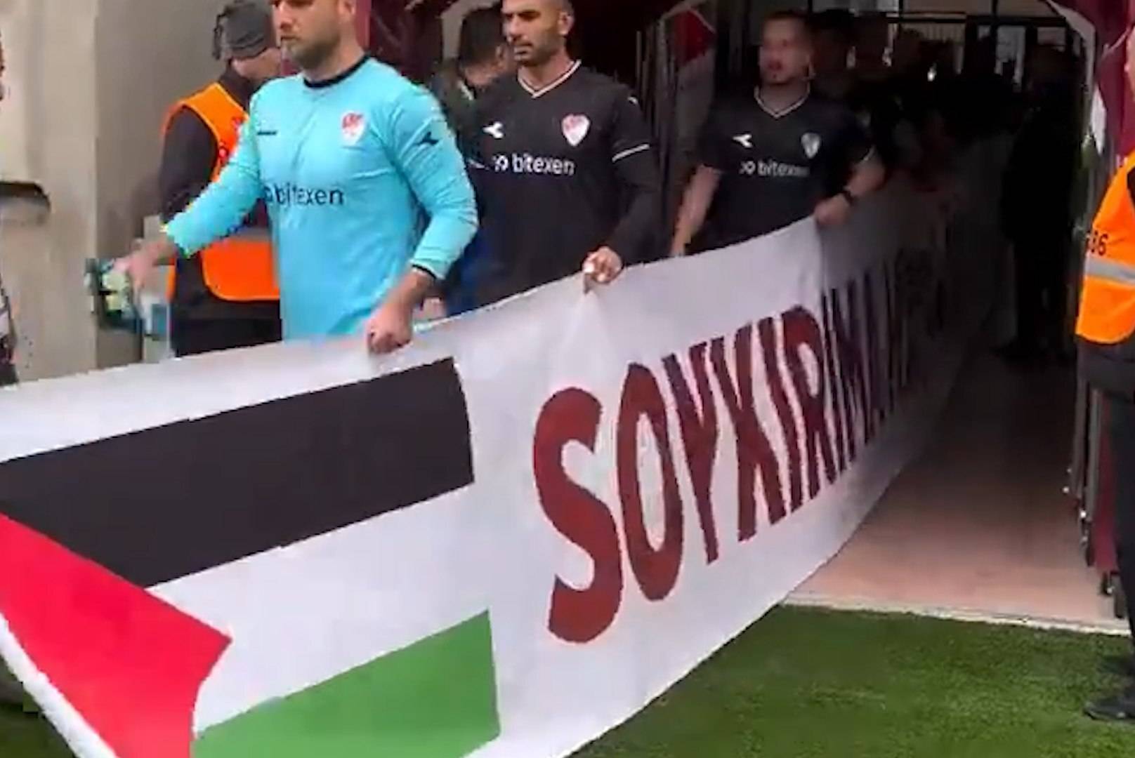 Turkish footballers display banner in support of Gaza during match