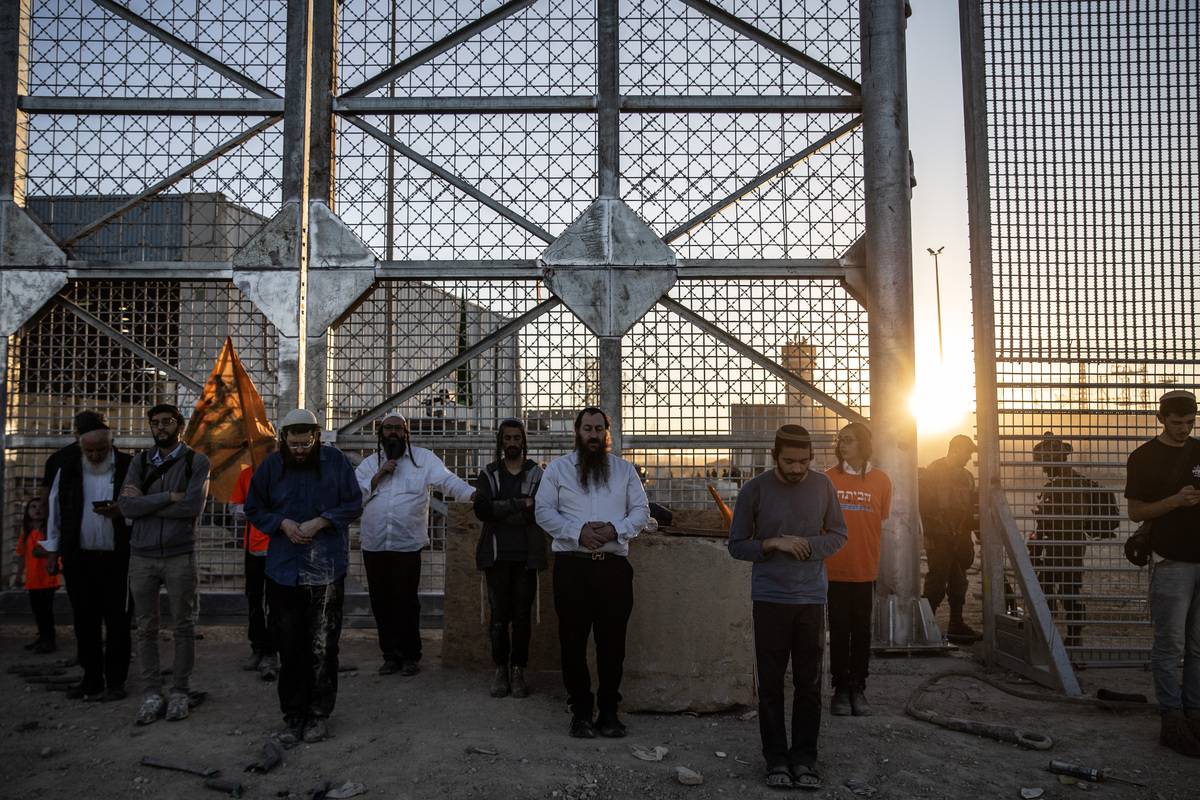 Israeli settler activists gather at Gaza border calling for building of ...
