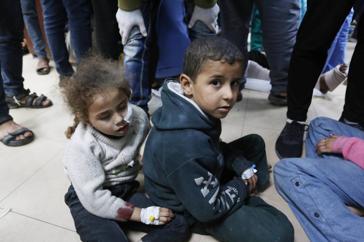Palestinian children, heavily injured in an Israeli attack on Nuseirat refugee camp, are seen sitting on the ground at Al Aqsa Martyrs Hospital in Deir al Balah, Gaza on March 05, 2024 [Ashraf Amra - Anadolu Agency]