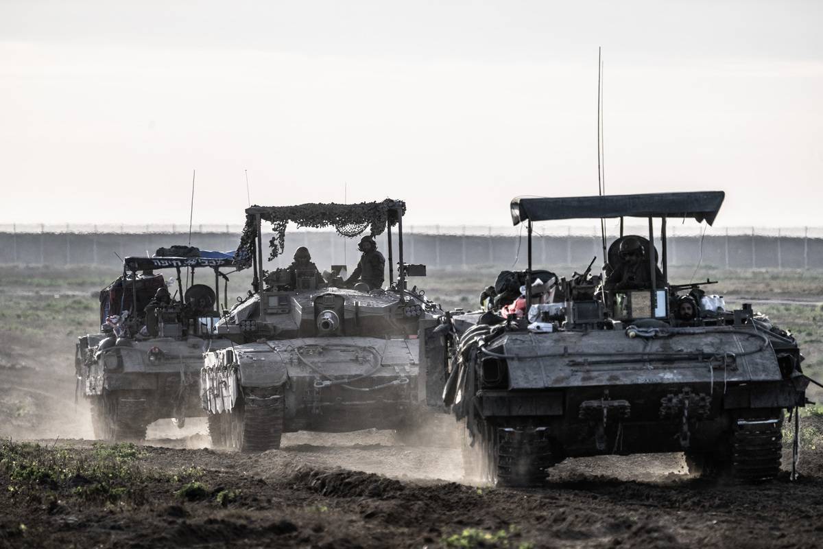 Israeli army with large number of tanks, armored personnel carriers, military bulldozers and helicopters continue to attack from air and ground in Khan Yunis, Gaza on March 7, 2024. [Mostafa Alkharouf - Anadolu Agency]