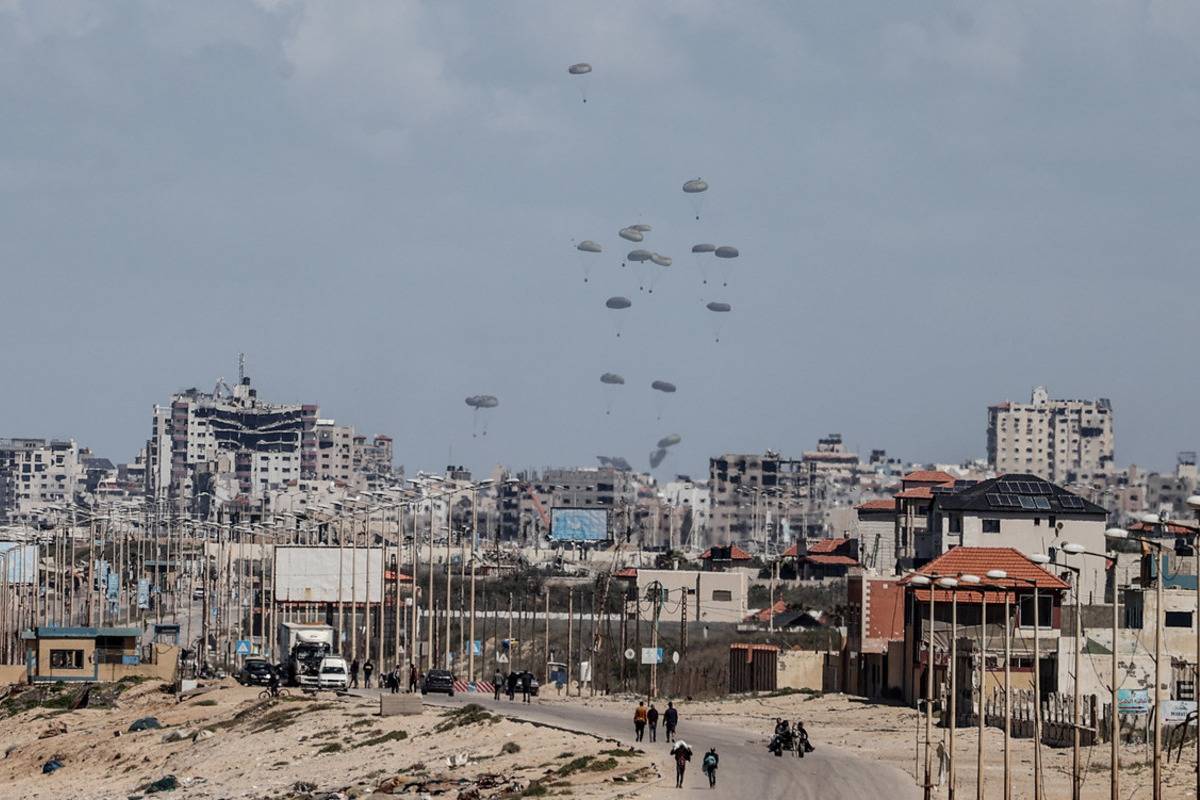 Planes drop humanitarian aid over northern Gaza as the Israeli attacks and blockades continue in Gaza City, Gaza on March 15, 2024. [Ali Jadallah - Anadolu Agency]