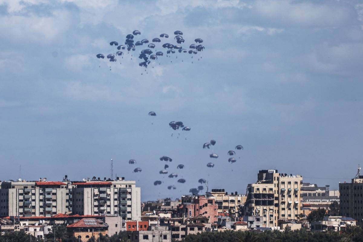 Planes drop humanitarian aid over northern Gaza as the Israeli attacks and blockades continue in Gaza City, Gaza on March 15, 2024. [Ali Jadallah - Anadolu Agency]