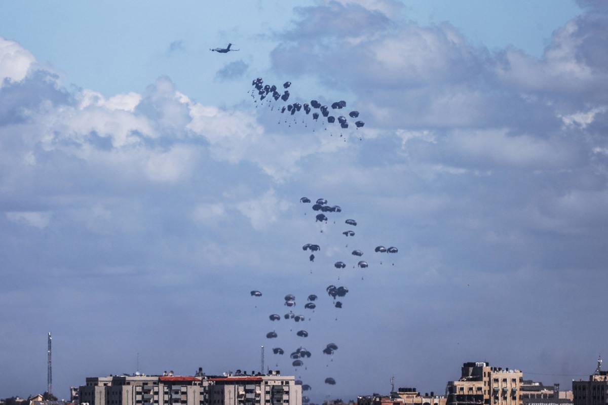 Planes drop humanitarian aid over northern Gaza as the Israeli attacks and blockades continue in Gaza City, Gaza on March 15, 2024. [Ali Jadallah - Anadolu Agency]