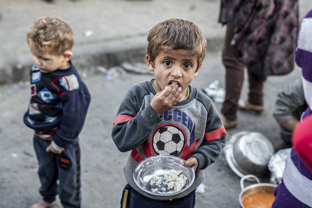 Palestinians in Rafah, Gaza, queue to receive food distributed by aid organizations on March 15, 2024. [Jehad Alshrafi - Anadolu Agency]