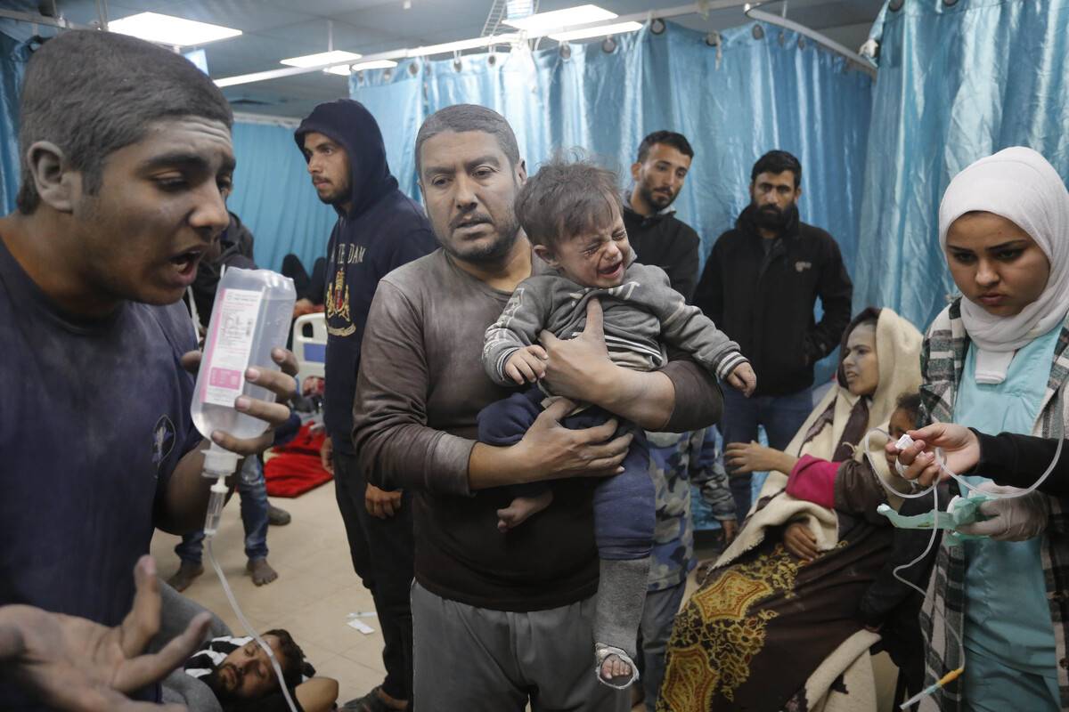 Doctors examine the Palestinians, brought to Al-Aqsa Martyrs Hospital after injured in Israeli attack on a house belonging to the Sabit family, in Deir al-Balah, Gaza on March 17, 2024. [Ashraf Amra - Anadolu Agency]