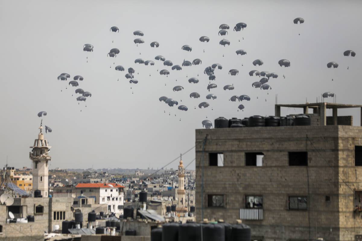 A plane drops humanitarian aid around to Gaza City as Israeli attacks continue on Gaza Strip in Gaza City, Gaza on March 17, 2024. [Dawoud Abo Alkas - Anadolu Agency]