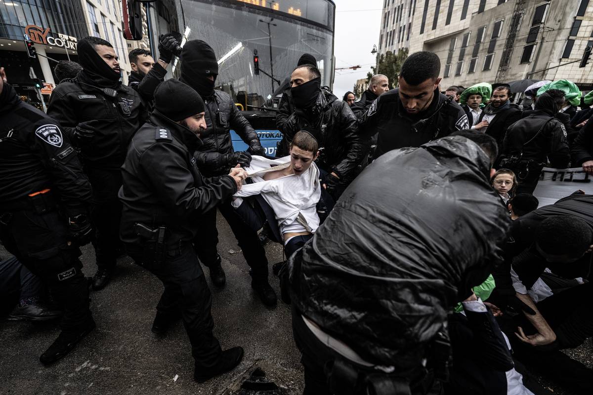 Israeli forces intervene Ultra-orthodox (Haredi) Jewish protesters during a sit-in protest against their conscription into the Israeli armed forces, in Jerusalem on March 18, 2024. [Mostafa Alkharouf - Anadolu Agency]