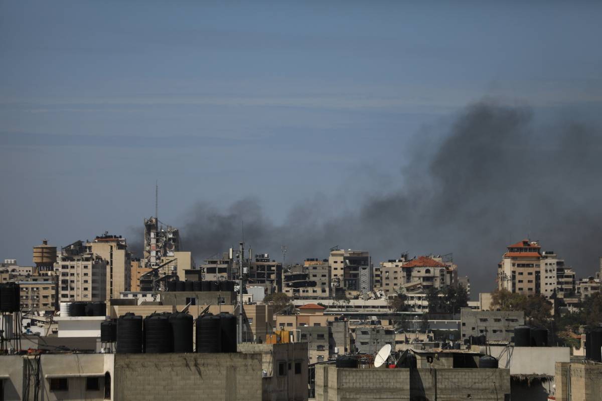 Smoke rises after the Israeli army bombed a building in the Al-Shifa Medical Complex in the western part of Gaza City on March 21, 2024. [Dawoud Abo Alkas - Anadolu Agency]