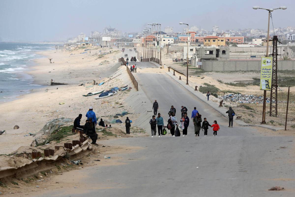 Palestinians flee by walking following the Israeli army's attacks on Shifa Hospital in Gaza City, Gaza on March 21, 2024. [Ashraf Amra - Anadolu Agency]