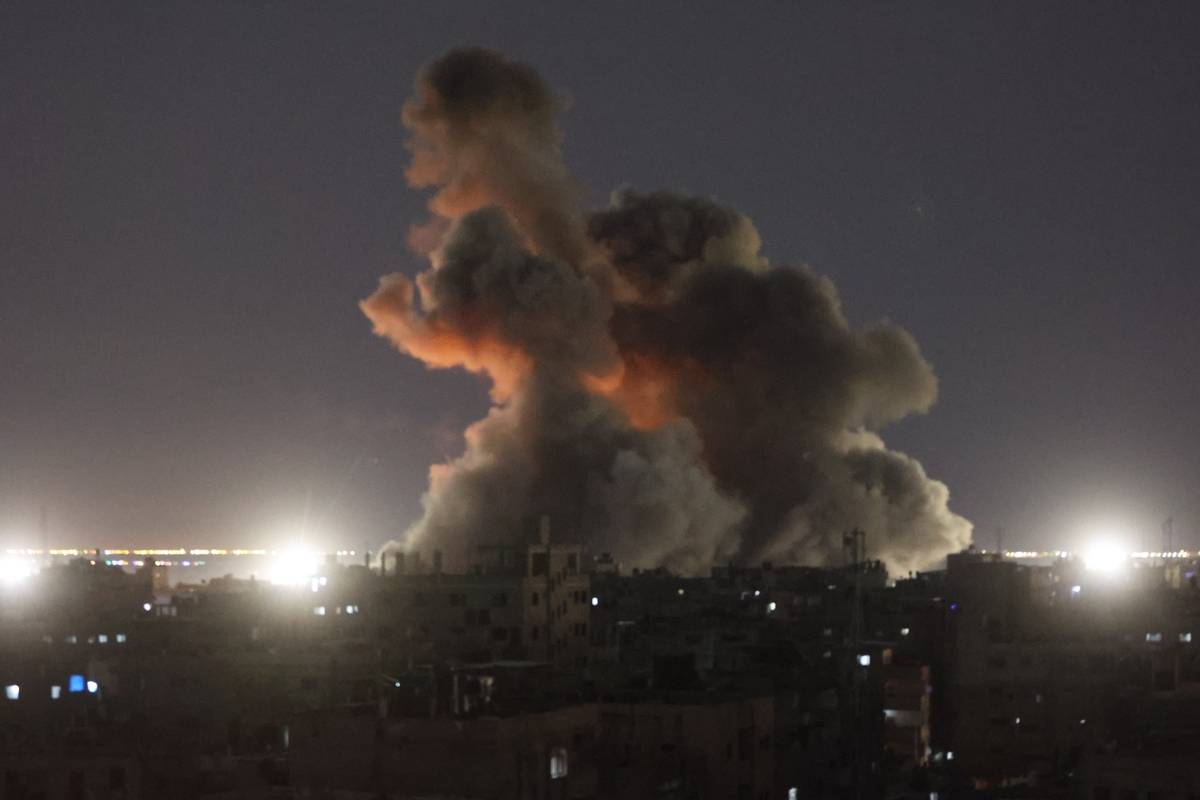 Smoke rises after Israeli attacks in Rafah, Gaza on March 26, 2024. Israeli attacks from the air, sea, and land on the Gaza Strip persist. [Ahmed Zaqout - Anadolu Agency]