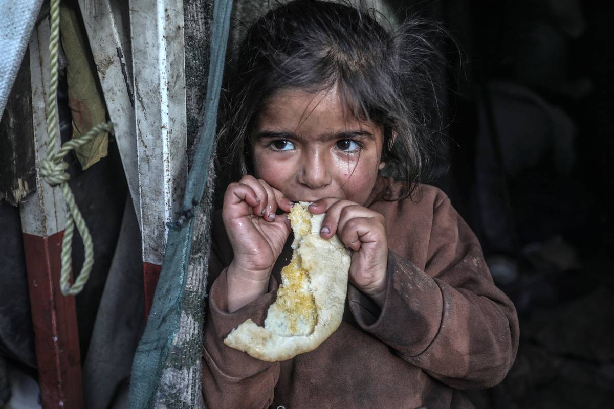 Palestinian families, try to continue their daily lives at makeshift tents set up on the roadside and parks as Israel's air, land and sea attacks continue on the Gaza Strip on March 28, 2024 in Rafah, Gaza. [Abed Rahim Khatib - Anadolu Agency]