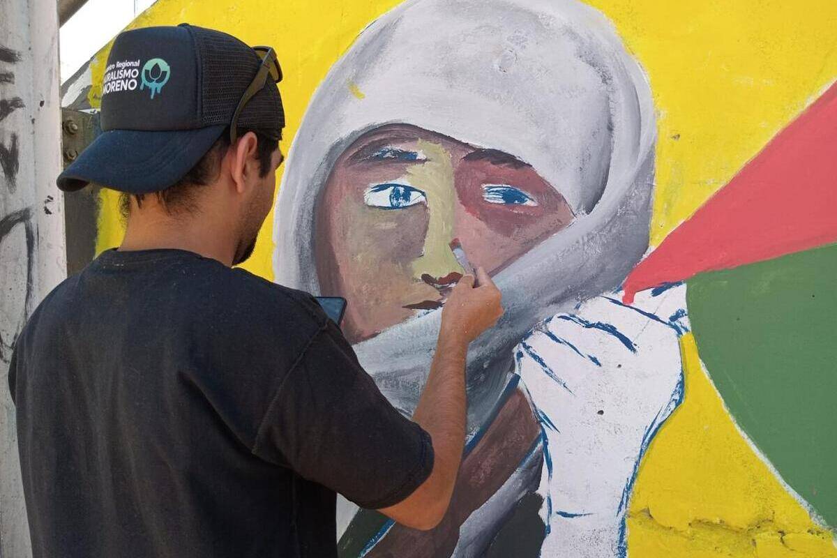Argentine artist Gustavo Calvet working on his mural in Buenos Aires, 2024. [Photo: Gustavo Calvet]